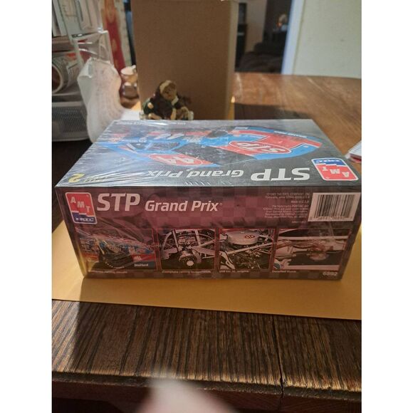 Vintage AMT/Ertl 1993 44 STP Pontiac NASCAR Race Car Model Kit 1:25 Sealed 6892 - Picture 3 of 6